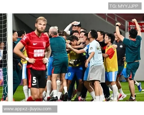 海港队只需末轮拿一分即可锁定中超三连冠优势明显前景乐观 海港队只需末轮拿一分即可锁定中超三连冠优势明显前景乐观